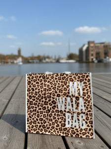 WALA beachshopper met luipaardprint kleurrijke strandtas cadeau bij aankoop zomer 2026